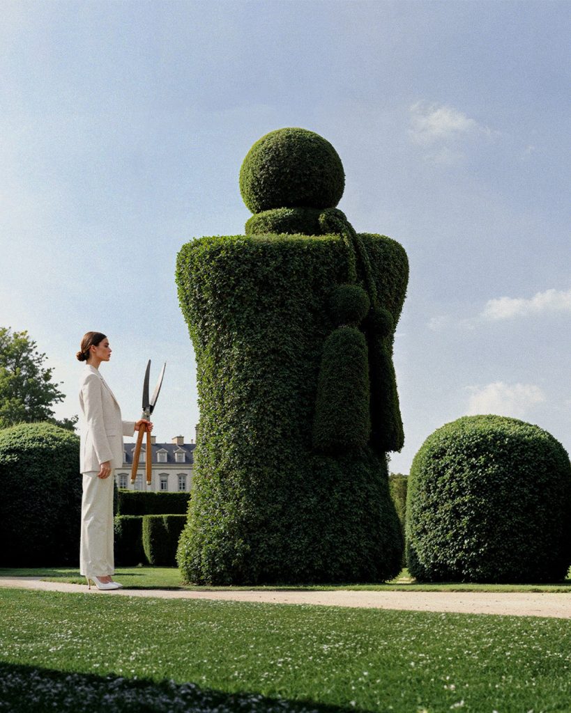 WOMAN AND FEMININE BOTTLE TOPIARY 4 5 ac1dea68 2840 467d 91f2 fc8b0d167636